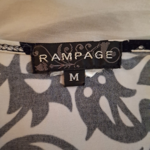 Rampage Women's Black and White Fitted Floral Ruched Blouse - Picture 4 of 5